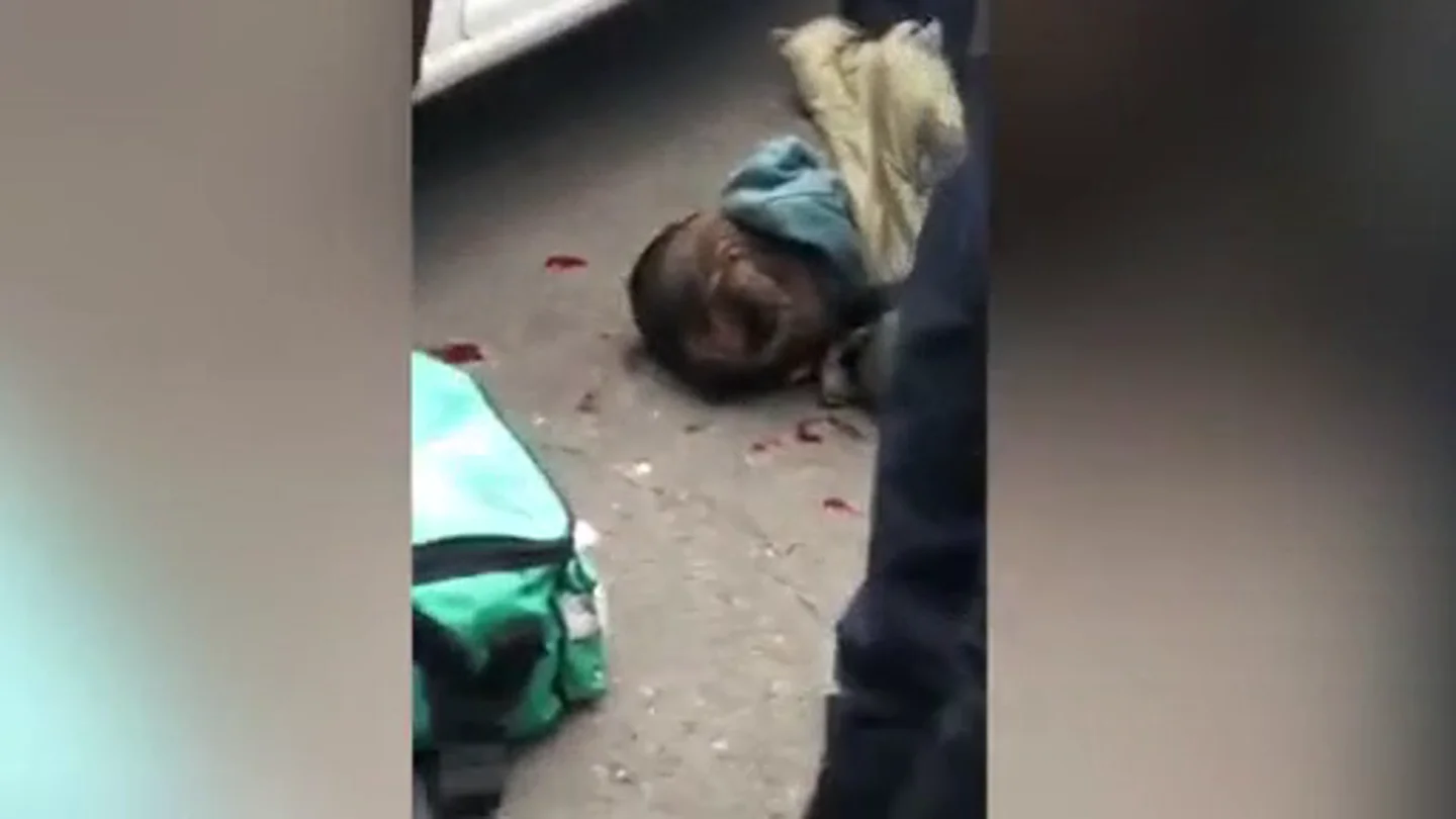 Graban como varias personas le quitan el cuchillo a un joven después de apuñalar a un hombre Graban como varias personas le quitan el cuchillo a un joven después de apuñalar a un hombre