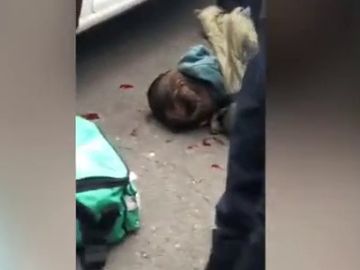 Graban como varias personas le quitan el cuchillo a un joven después de apuñalar a un hombre Graban como varias personas le quitan el cuchillo a un joven después de apuñalar a un hombre