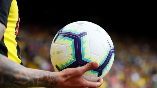 Un jugador sostiene el balón de la Premier League 2018/2019 Un jugador sostiene el balón de la Premier League 2018/2019