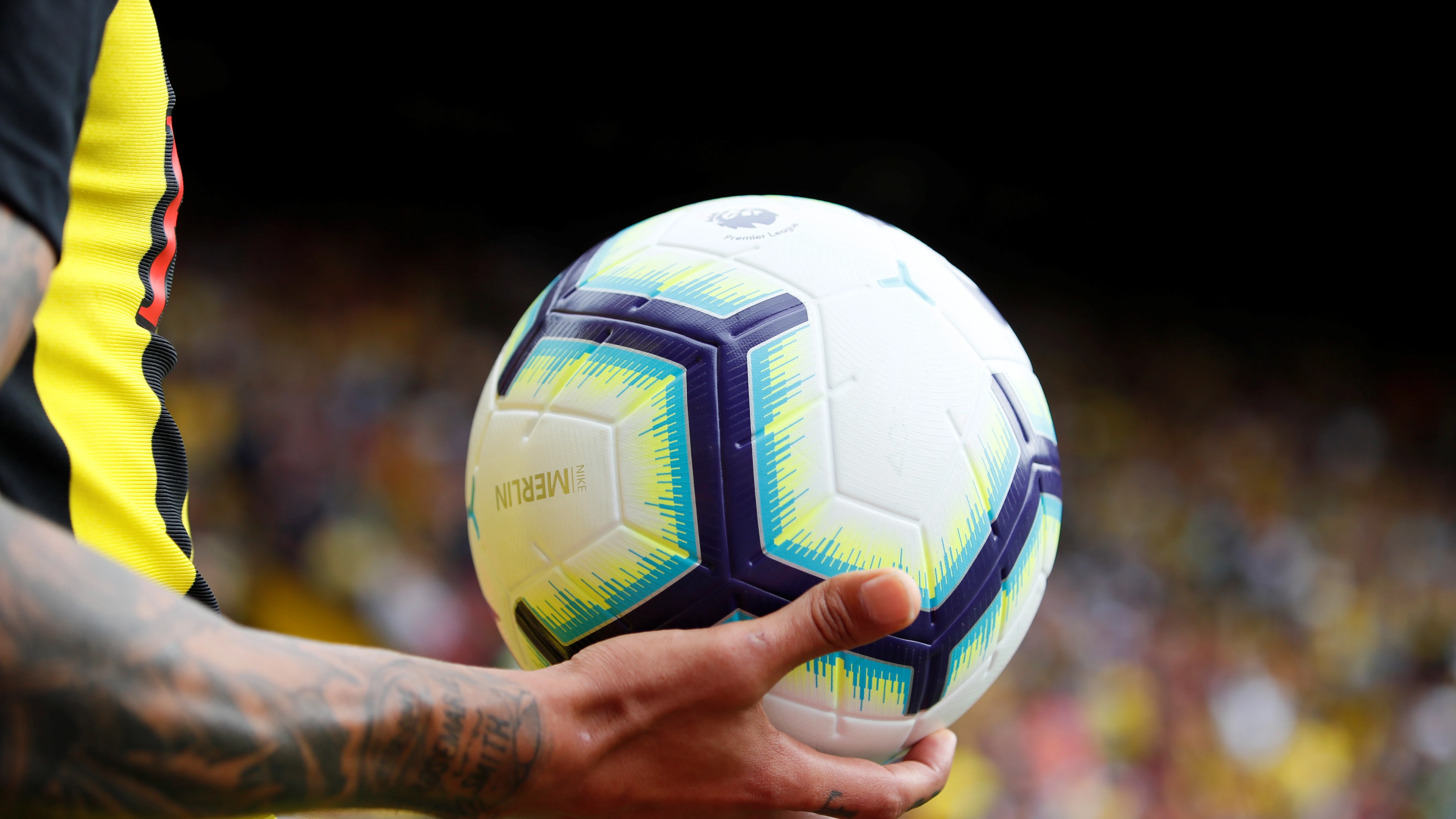 Un jugador sostiene el balón de la Premier League 2018/2019