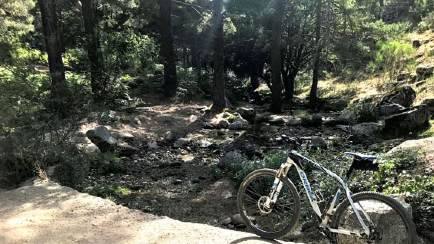 Un ciclista denuncia la existencia de un 'r&iacute;o de mierda' en Navacerrada