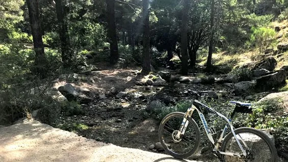 Un ciclista denuncia la existencia de un 'río de mierda' en Navacerrada