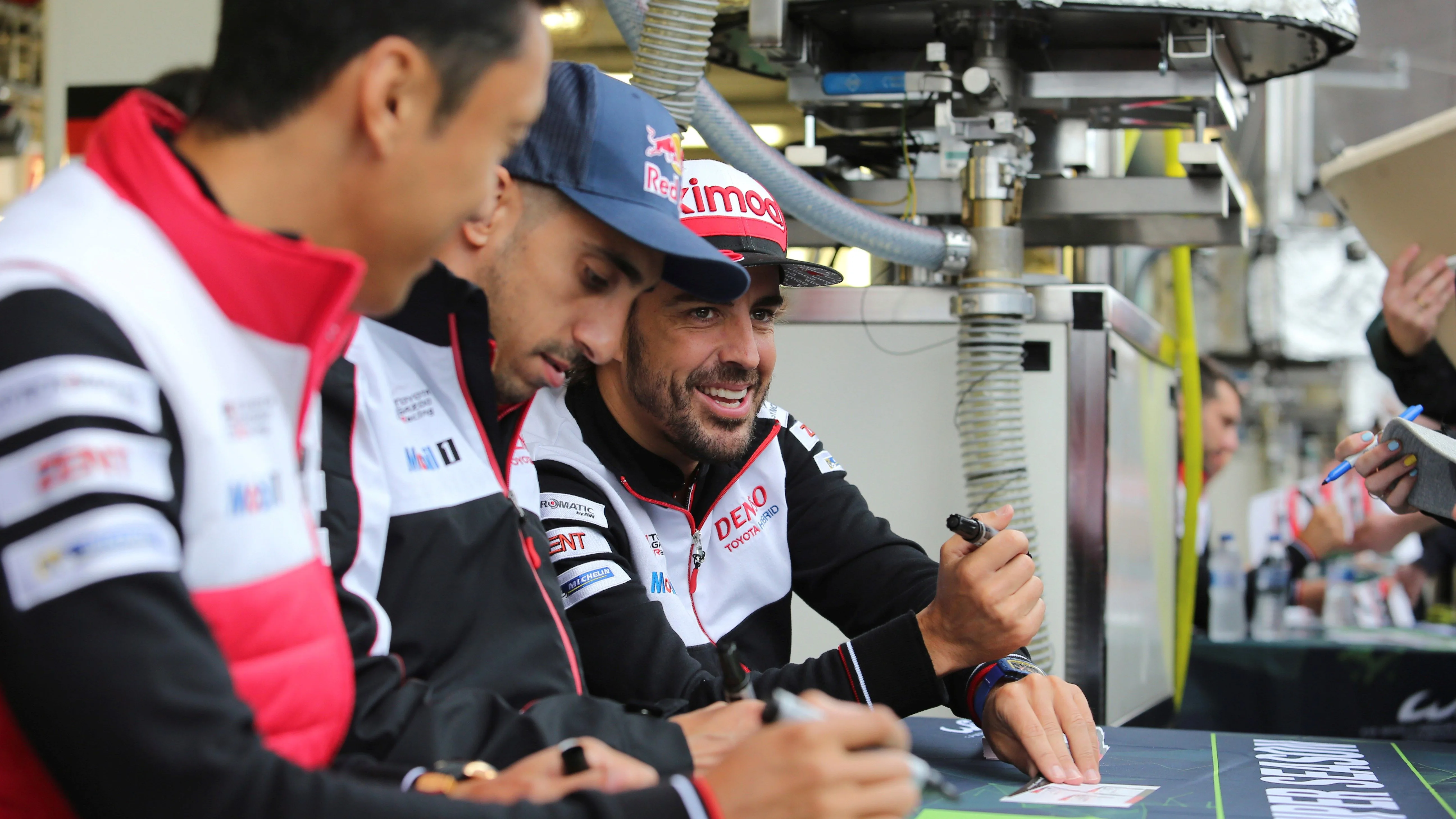 Fernando Alonso, con Buemi y Nakajima