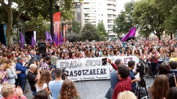 Cientos de personas se han concentrado hoy en el bulevard de San Sebastián para condenar la agresión sexual 