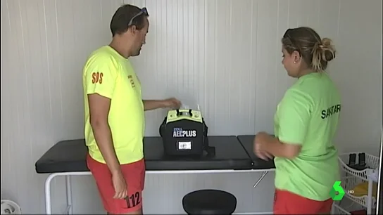 Socorristas de Pontevedra piden mayor dotación de desfibriladores en las playas Socorristas de Pontevedra piden mayor dotación de desfibriladores en las playas