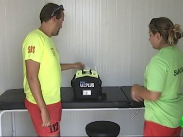 Socorristas de Pontevedra piden mayor dotación de desfibriladores en las playas Socorristas de Pontevedra piden mayor dotación de desfibriladores en las playas