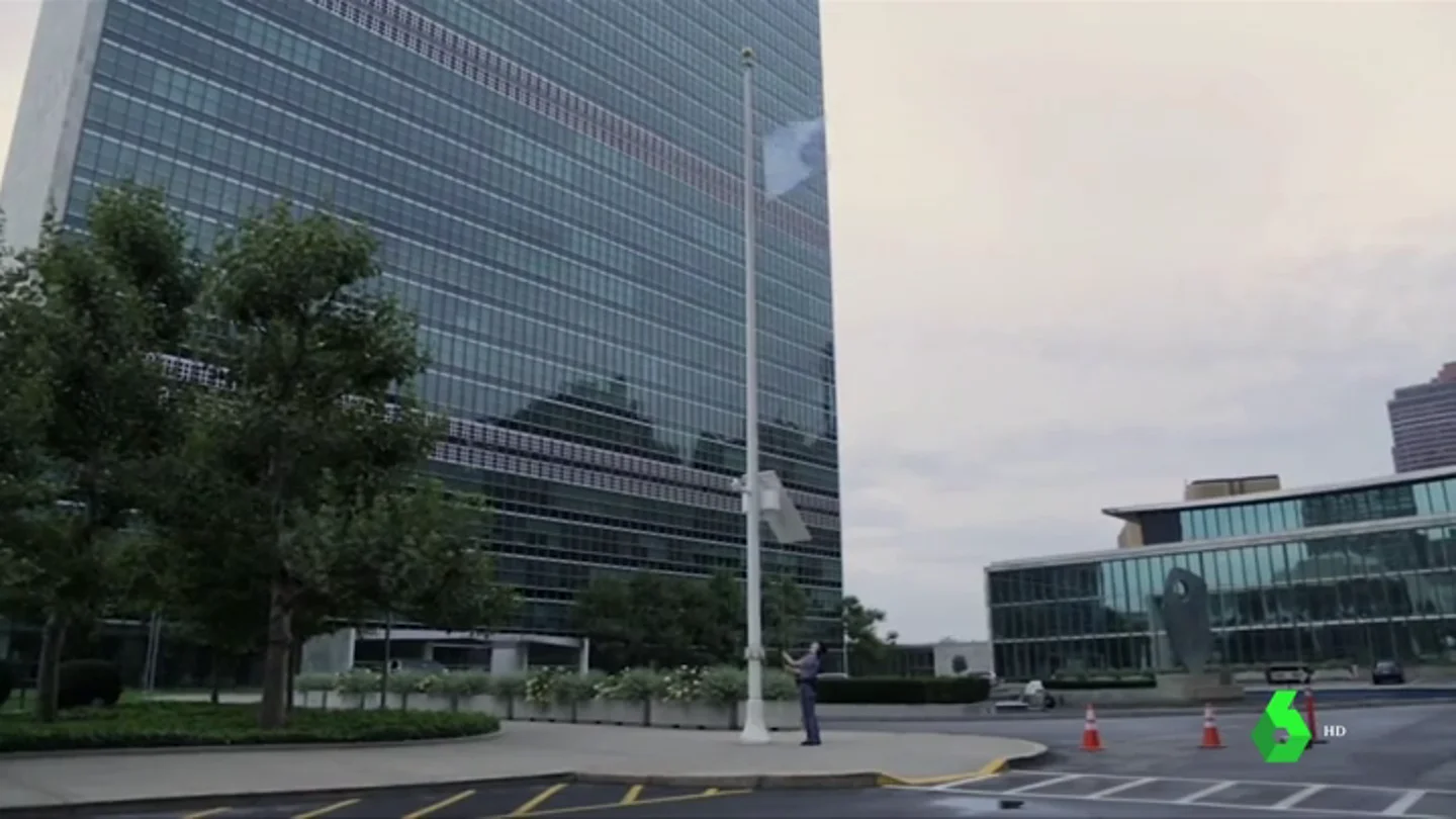 Banderas a media asta en la sede de la ONU Banderas a media asta en la sede de la ONU