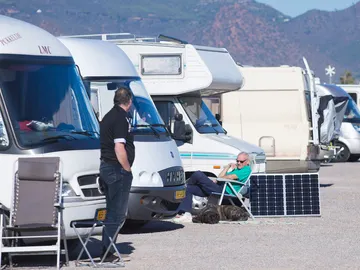 Imagen de autocaravanas en un parking. Imagen de autocaravanas en un parking.