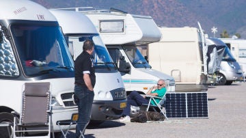 Imagen de autocaravanas en un parking. Imagen de autocaravanas en un parking.