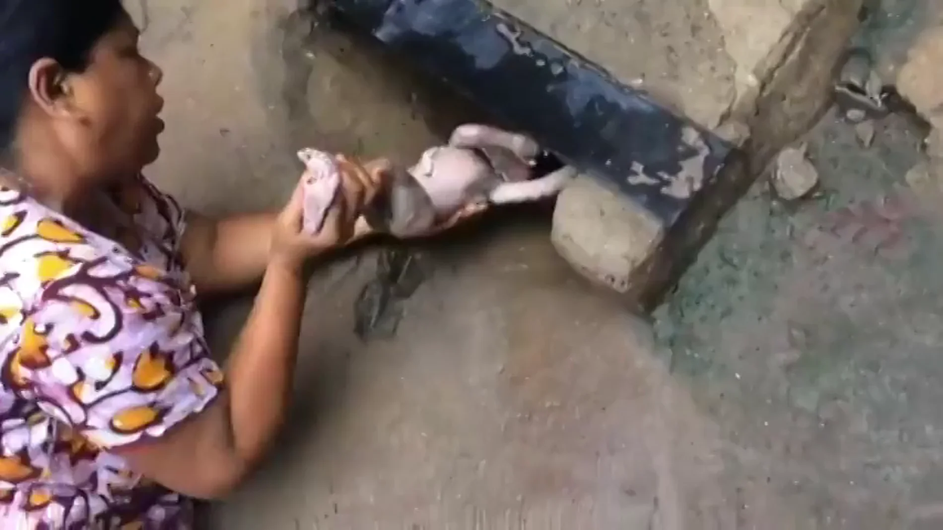 Una mujer rescata a un bebé que estaba dentro de una alcantarilla