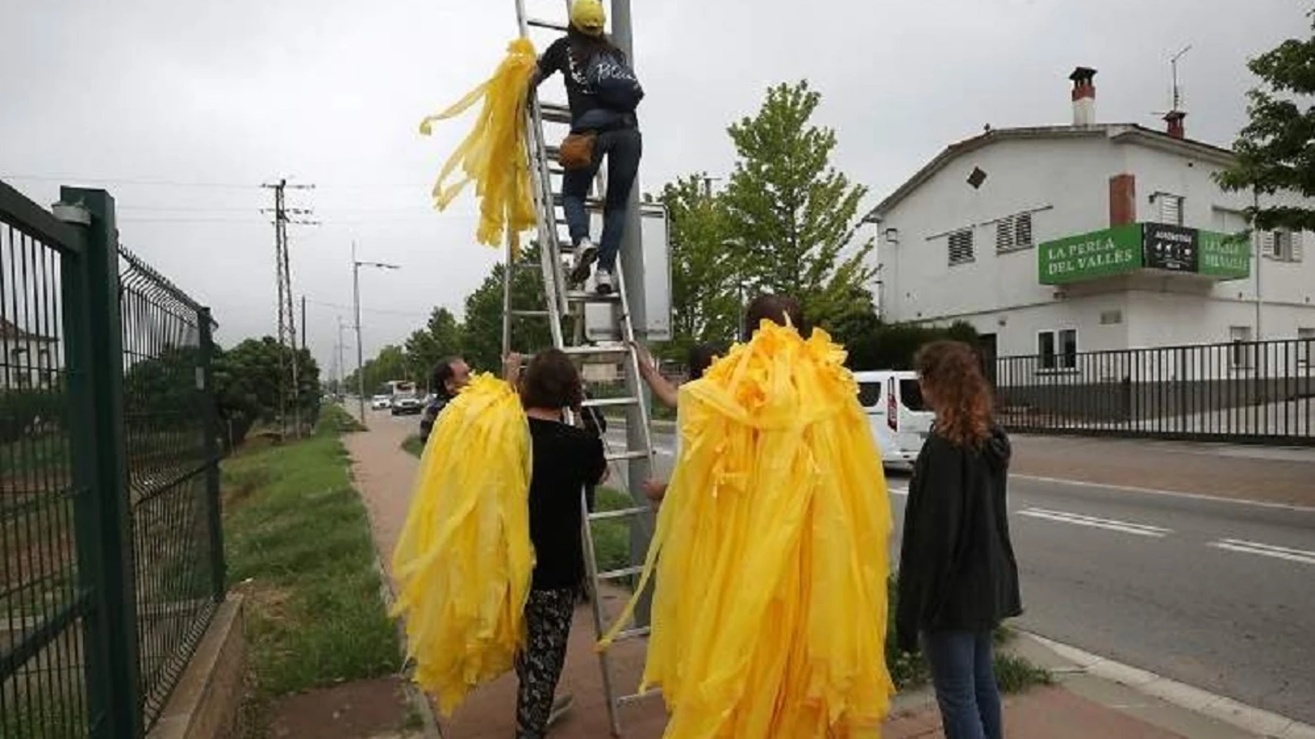 Lazos amarillos en la vía pública de Cataluña