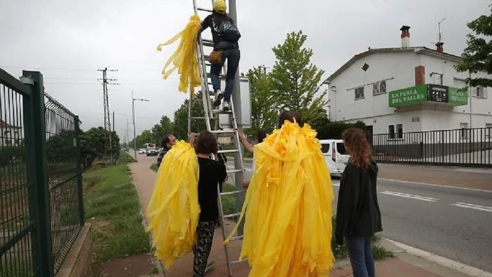 Lazos amarillos en la vía pública de Cataluña