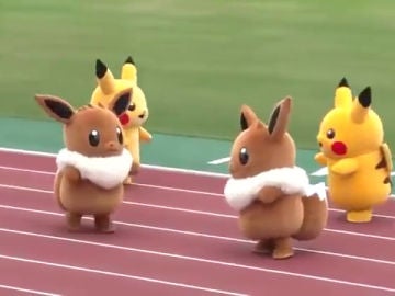 Pikachu y Eevee se miden en una carrera de relevos Pikachu y Eevee se miden en una carrera de relevos