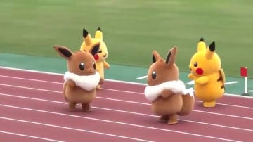 Pikachu y Eevee se miden en una carrera de relevos
