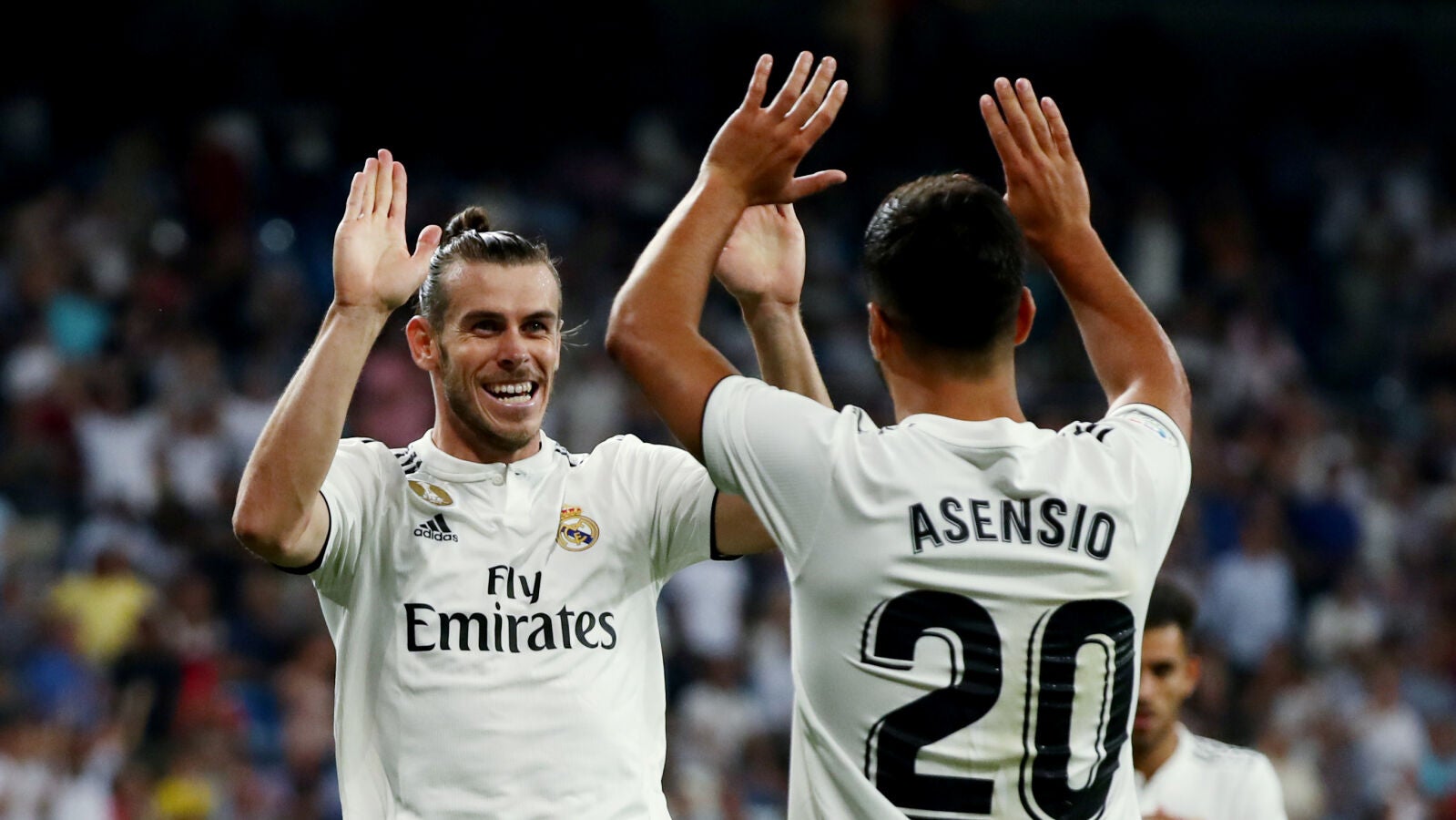 Asensio celebra con Bale el gol del gal&eacute;s ante el Getafe