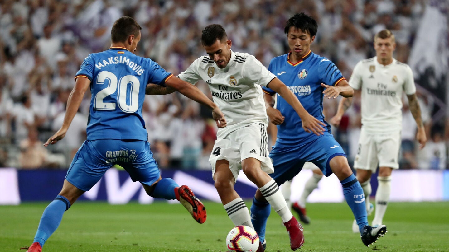 Ceballos conduce el bal&oacute;n ante la presi&oacute;n de Maksimovic y Shibasaki durante el Real Madrid - Getafe
