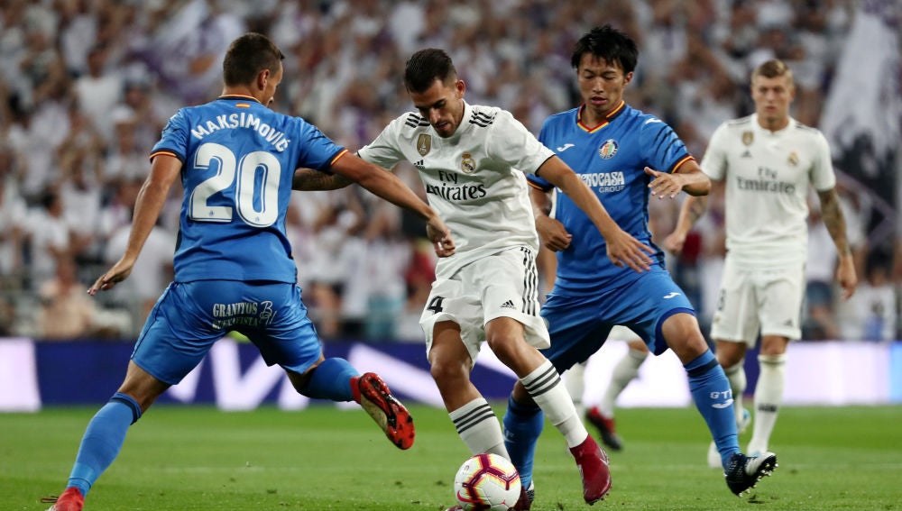 Ceballos conduce el balón ante la presión de Maksimovic y Shibasaki durante el Real Madrid - Getafe