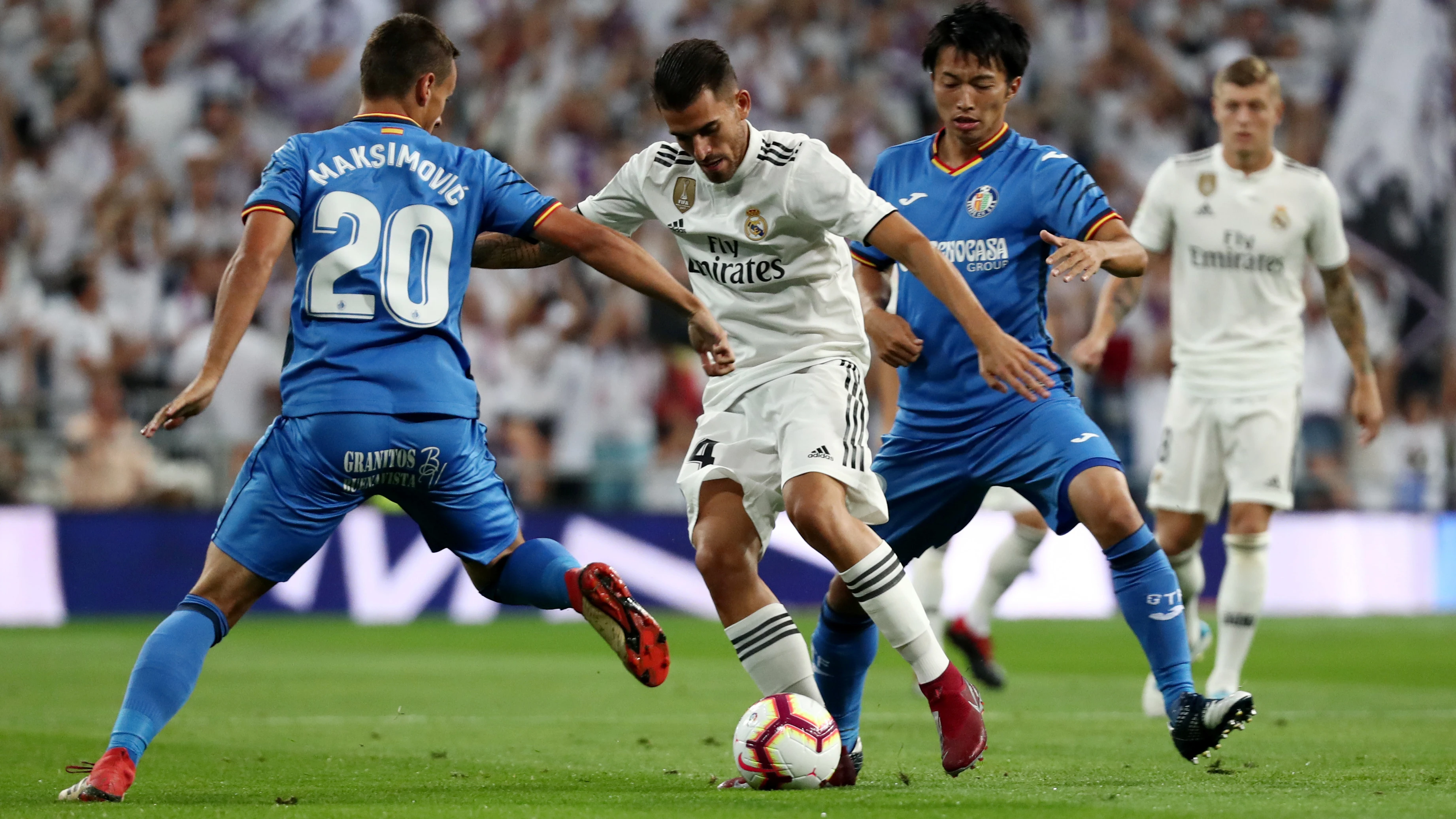 Ceballos conduce el balón ante la presión de Maksimovic y Shibasaki durante el Real Madrid - Getafe