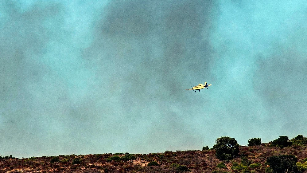 Una avioneta sobrevuela el incendio, que ya está estabilizado, declarado en Roses 