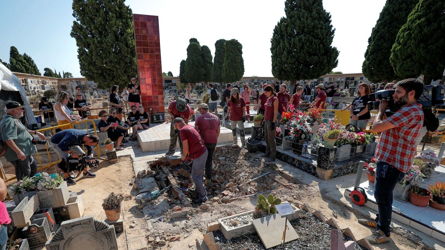 Numerosos familiares acuden al inicio de los trabajos de exhumaci&oacute;n de la fosa 112
