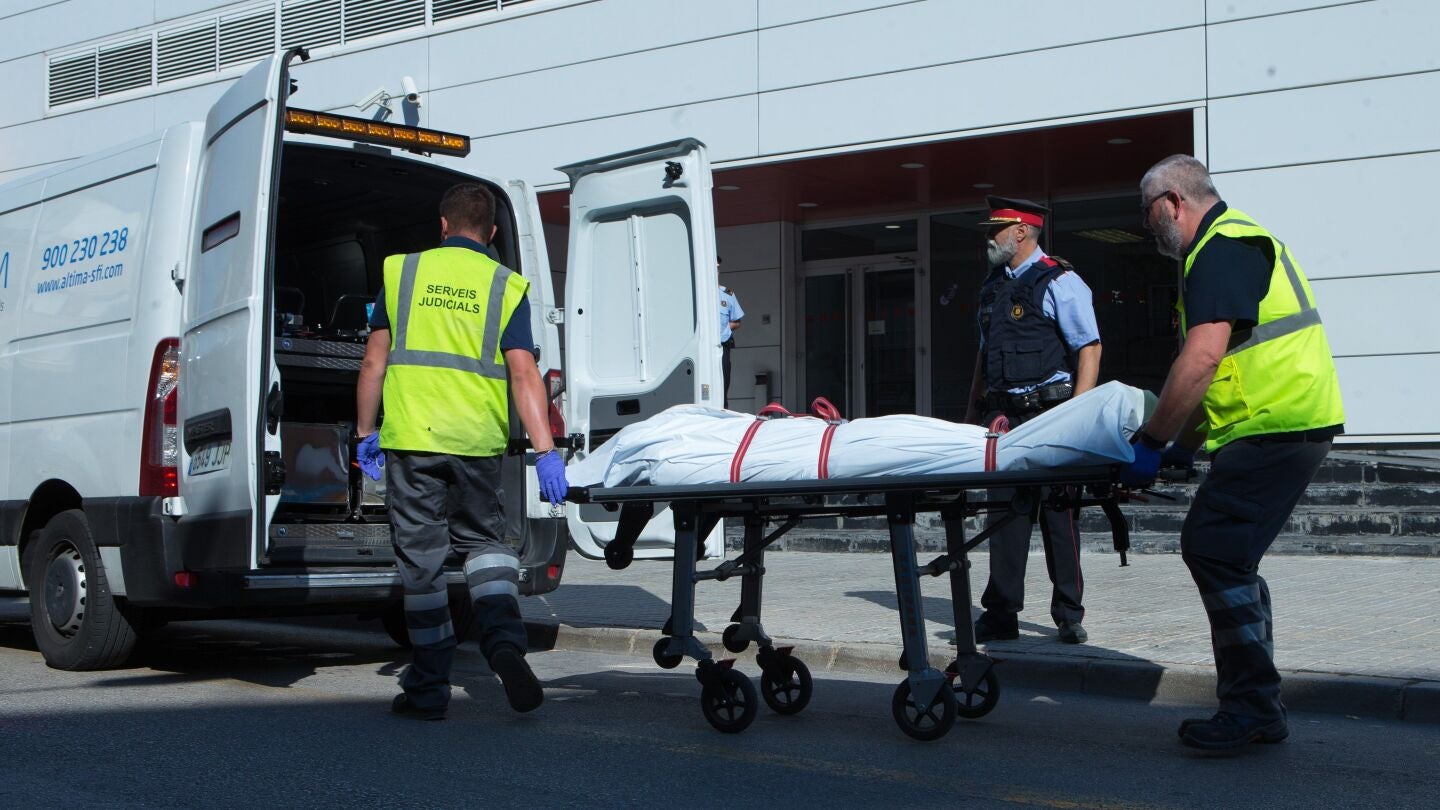 Miembros del servicio judicial retiran el cad&aacute;ver del hombre que ha sido abatido