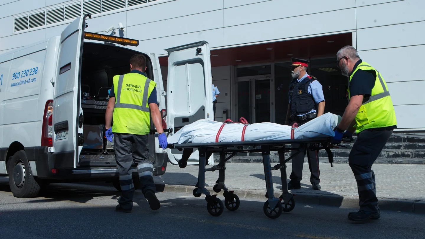 Miembros del servicio judicial retiran el cadáver del hombre que ha sido abatido Miembros del servicio judicial retiran el cadáver del hombre que ha sido abatido
