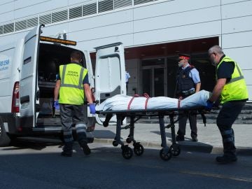 Miembros del servicio judicial retiran el cadáver del hombre que ha sido abatido