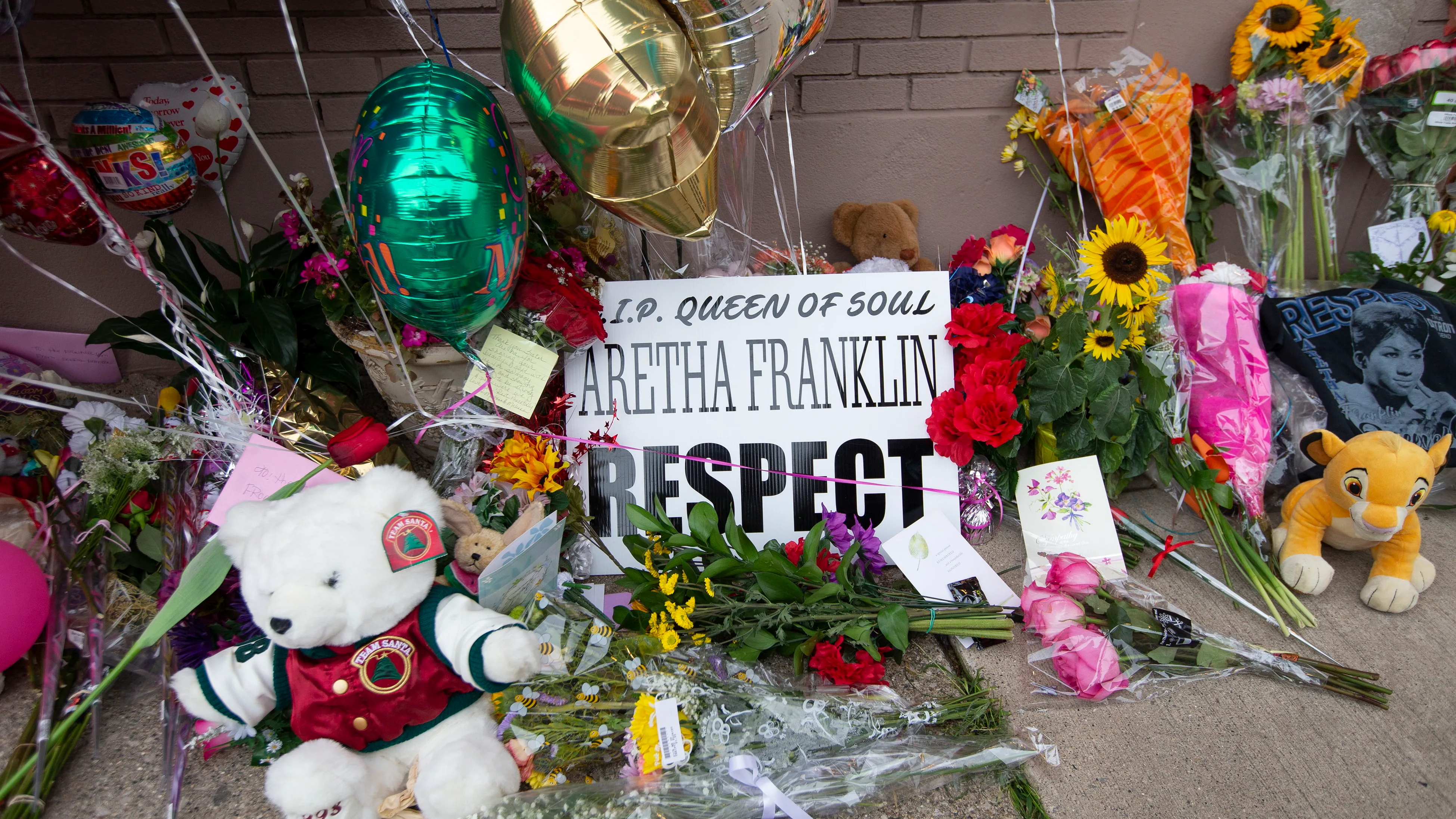 Muestras de cariño a la cantante Aretha Franklin en la iglesia de Detroit