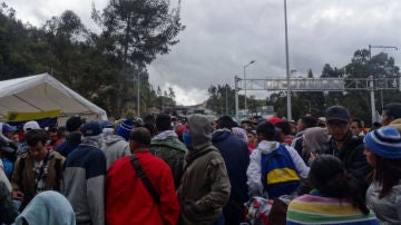 Venezolanos esperan en el puente internacional de Rumichaca Venezolanos esperan en el puente internacional de Rumichaca