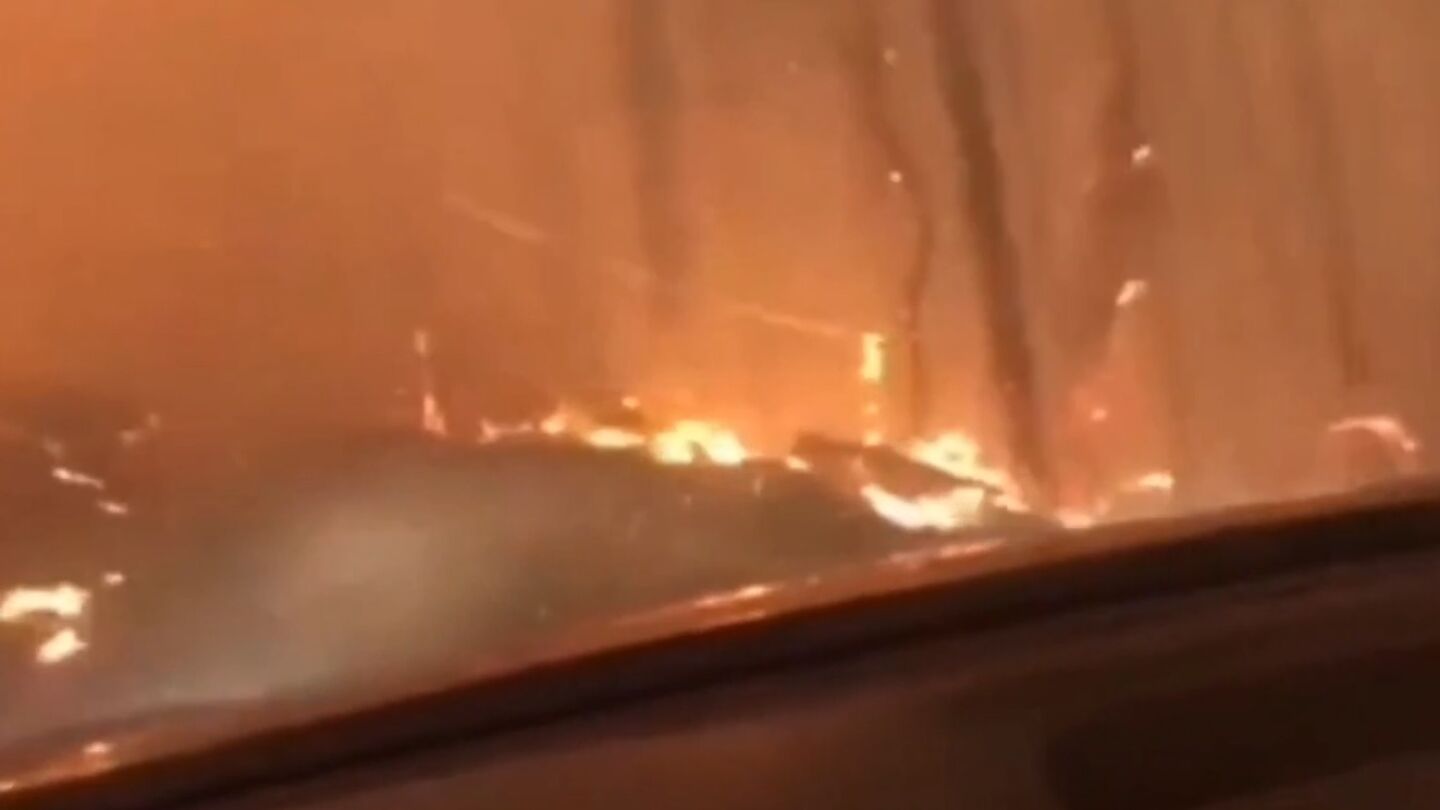 Un padre y un hijo huyen con su veh&iacute;culo de un incendio en EEUU
