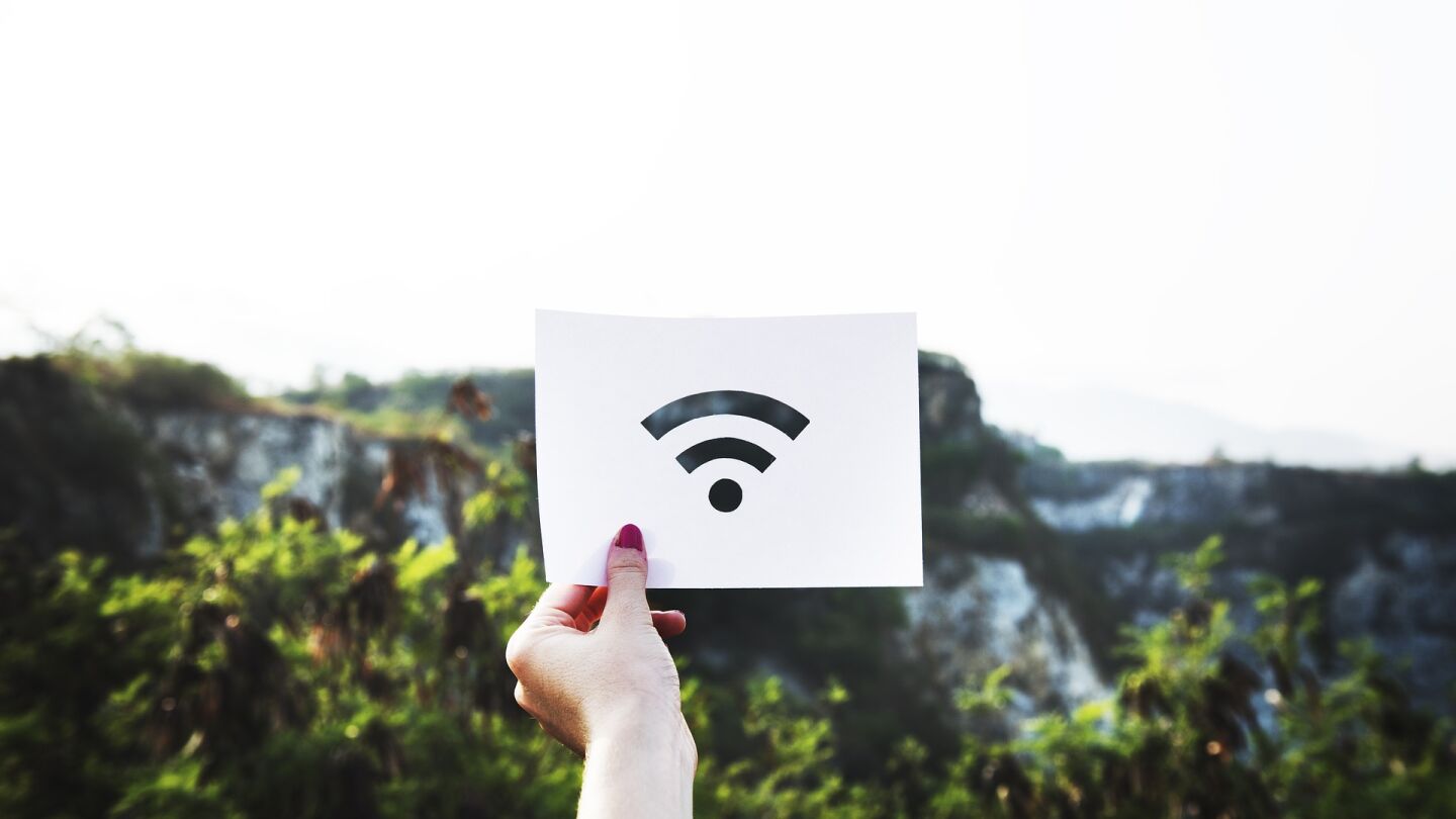 Imagen de wifi en un espacio p&uacute;blico