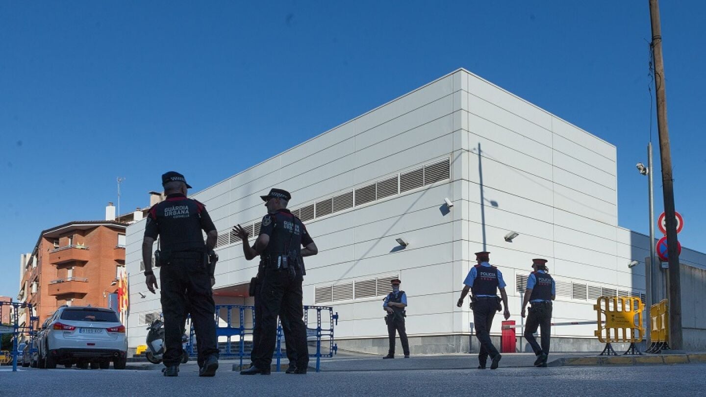 Efectivos policiales ante la fachada de la comisar&iacute;a de Cornell&agrave; de Llobregat (Barcelona)