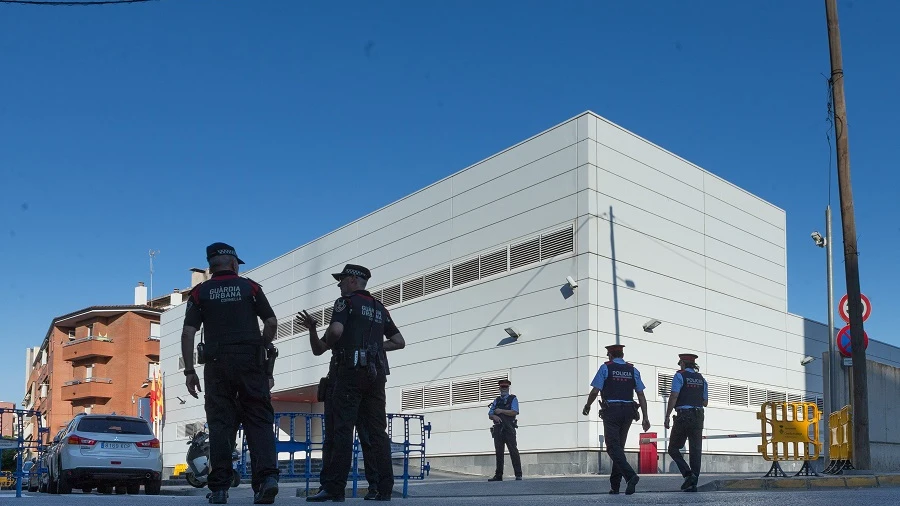 Efectivos policiales ante la fachada de la comisaría de Cornellà de Llobregat (Barcelona)