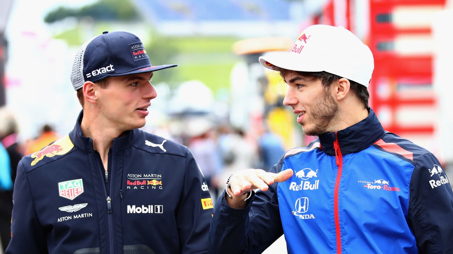 Max Verstappen y Pierre Gasly dialogan durante el GP de Austria