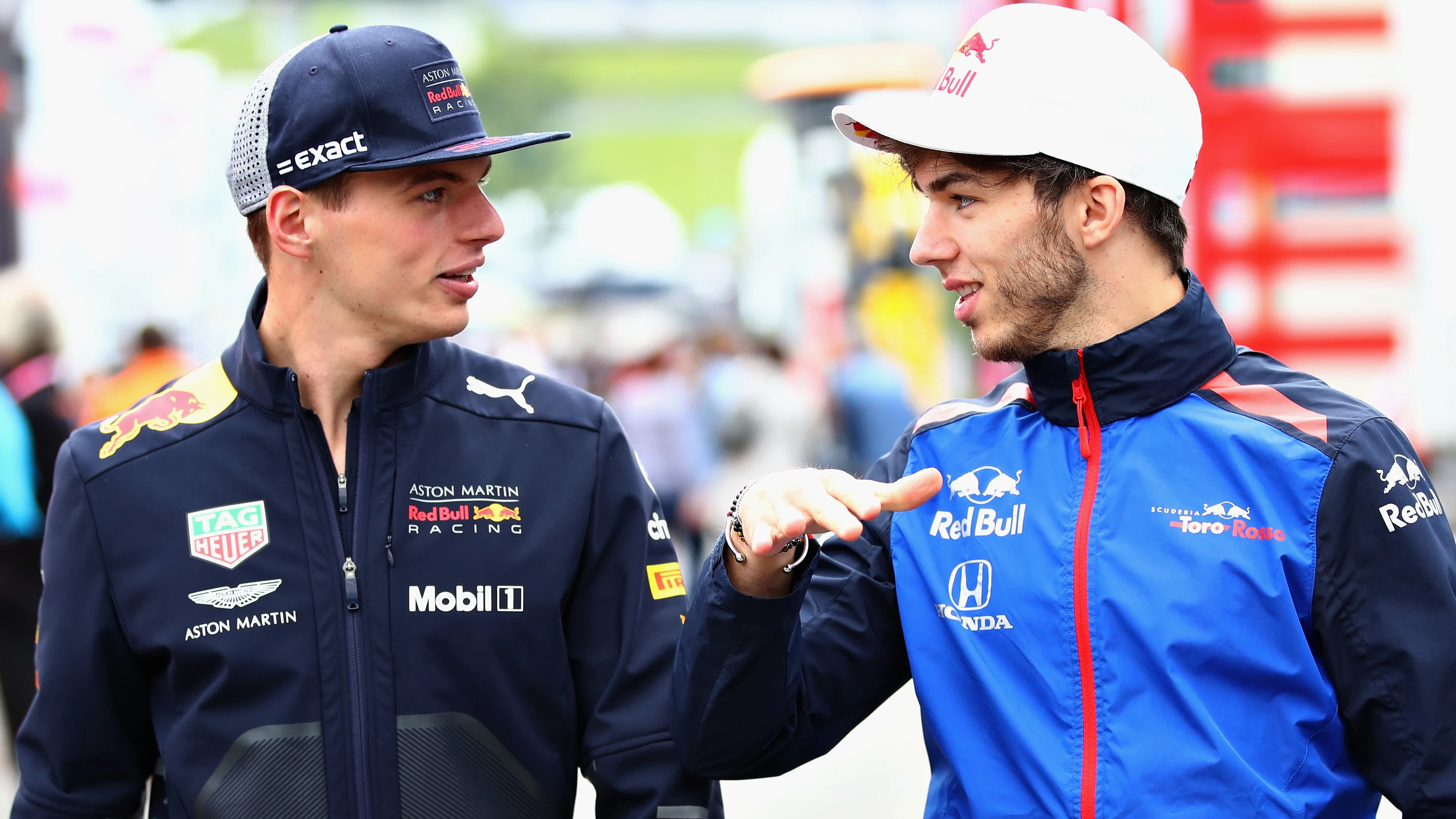 Max Verstappen y Pierre Gasly dialogan durante el GP de Austria