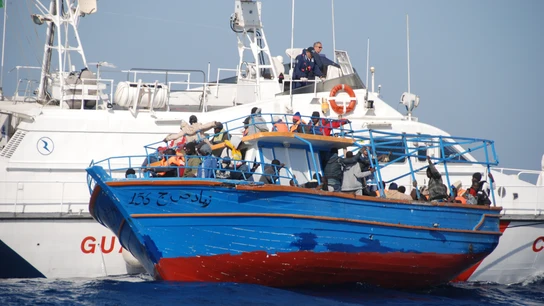 La Guardia Costiera rescata un barco de migrantes La Guardia Costiera rescata un barco de migrantes