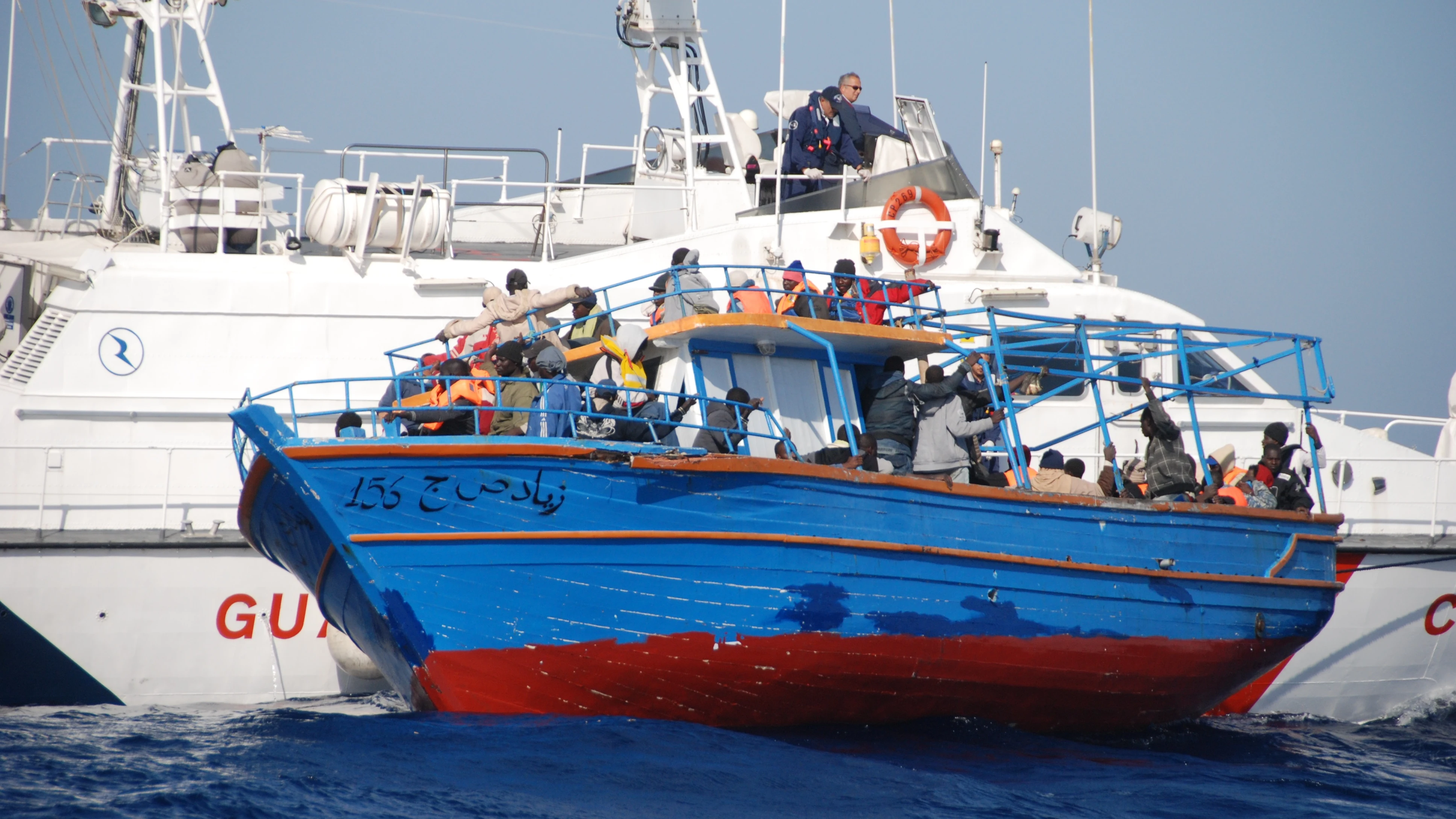 La Guardia Costiera rescata un barco de migrantes