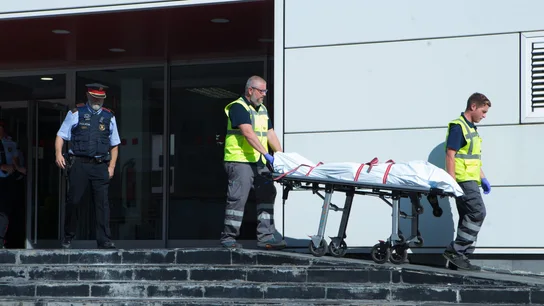 Miembros del servicio judicial retiran el cadáver del hombre que ha sido abatido Miembros del servicio judicial retiran el cadáver del hombre que ha sido abatido