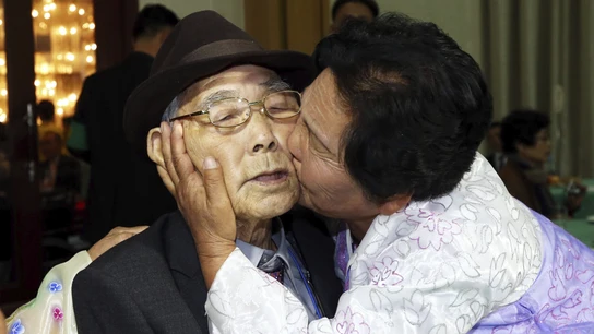 Las familias de las dos Coreas se reúnen Las familias de las dos Coreas se reúnen