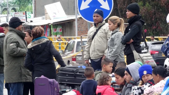 Venezolanos esperan en el puente internacional de Rumichaca Venezolanos esperan en el puente internacional de Rumichaca