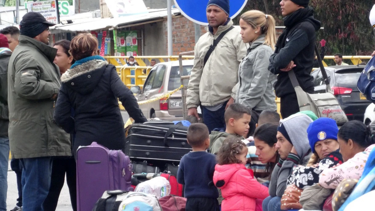 Venezolanos esperan en el puente internacional de Rumichaca 