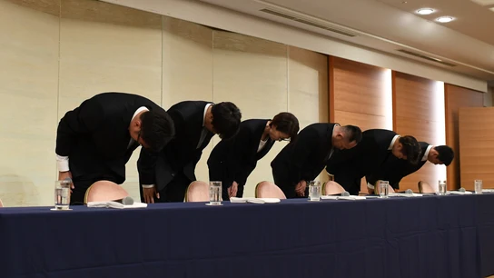 La delegación japonesa de baloncesto, pidiendo disculpas La delegación japonesa de baloncesto, pidiendo disculpas