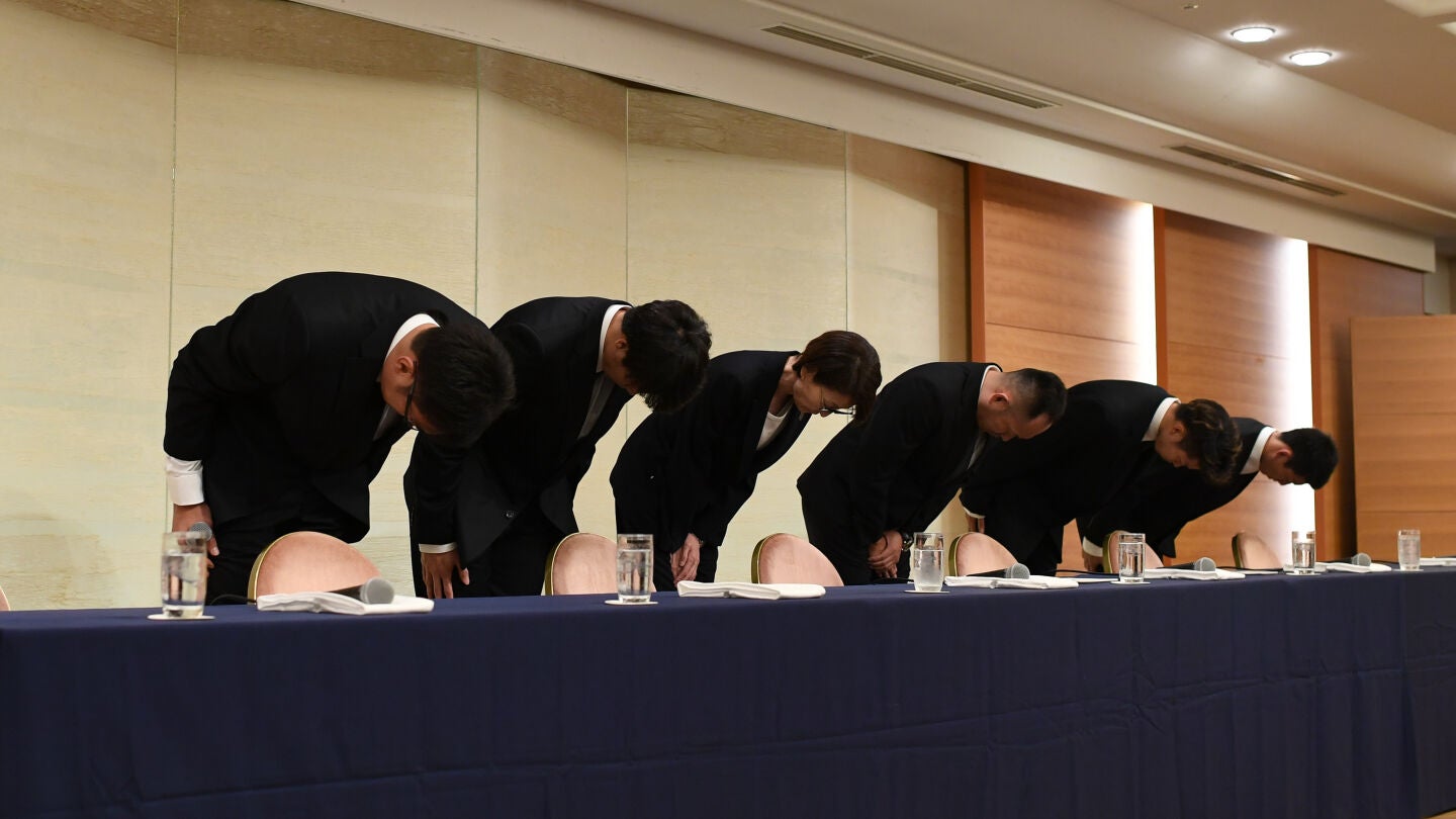 La delegaci&oacute;n japonesa de baloncesto, pidiendo disculpas