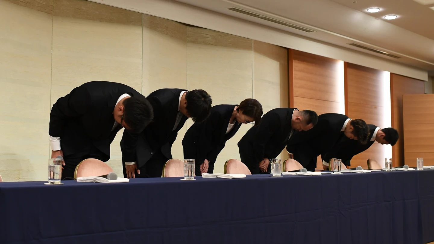 La delegación japonesa de baloncesto, pidiendo disculpas La delegación japonesa de baloncesto, pidiendo disculpas