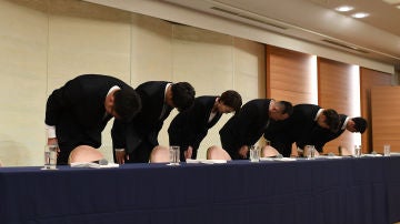 La delegación japonesa de baloncesto, pidiendo disculpas