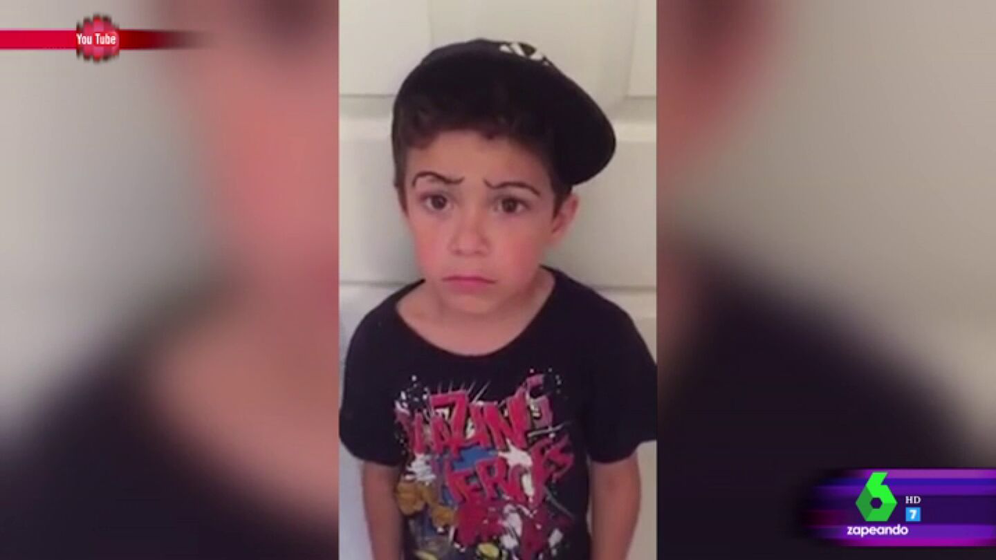 Un ni&ntilde;o que se afeita las cejas
