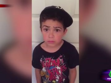 Un niño que se afeita las cejas Un niño que se afeita las cejas