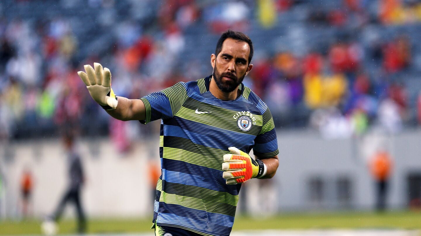 Claudio Bravo en un partido con el Manchester City