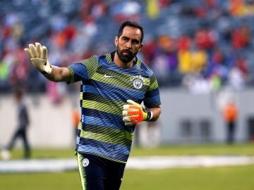 Claudio Bravo en un partido con el Manchester City Claudio Bravo en un partido con el Manchester City
