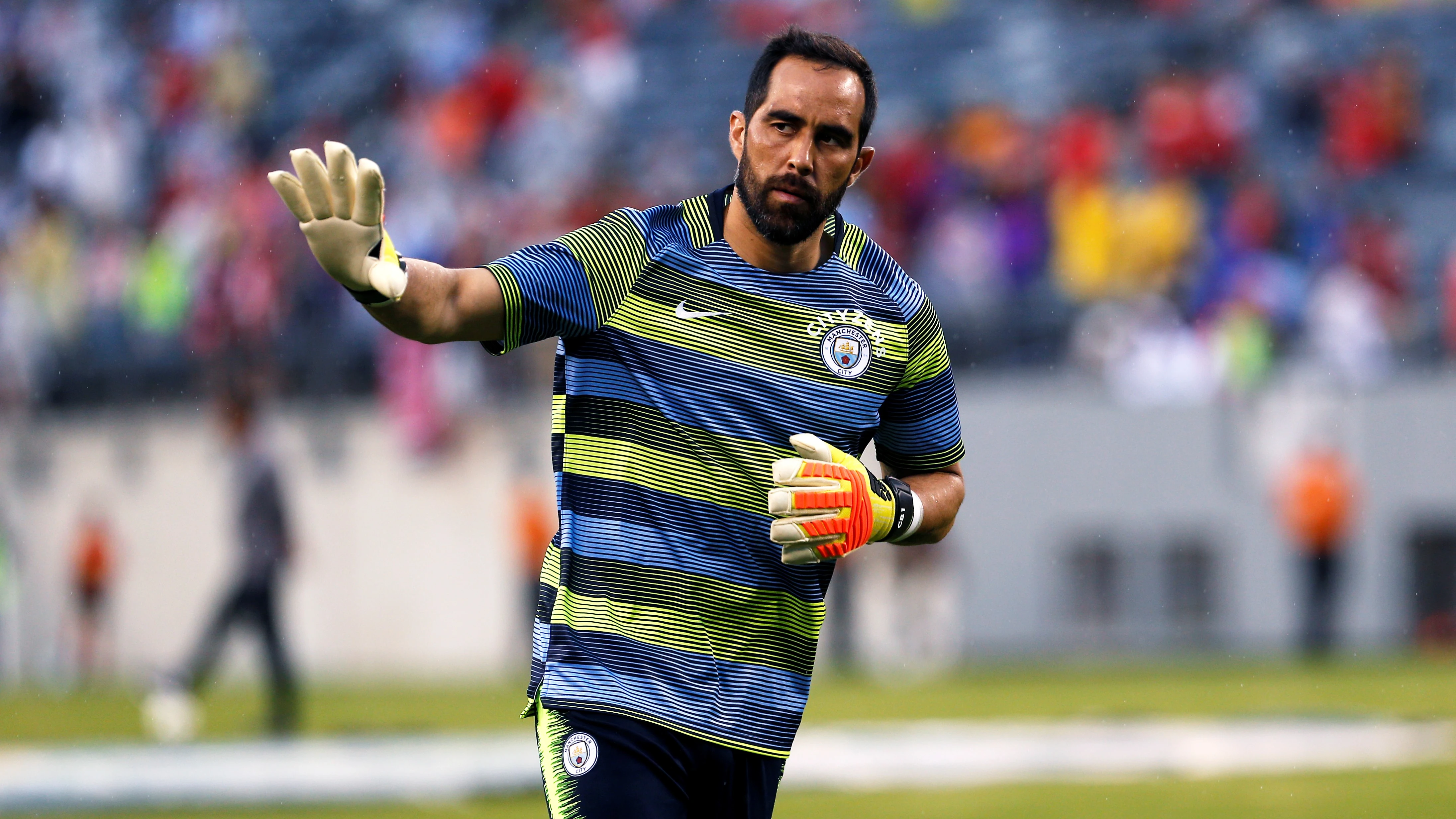 Claudio Bravo en un partido con el Manchester City